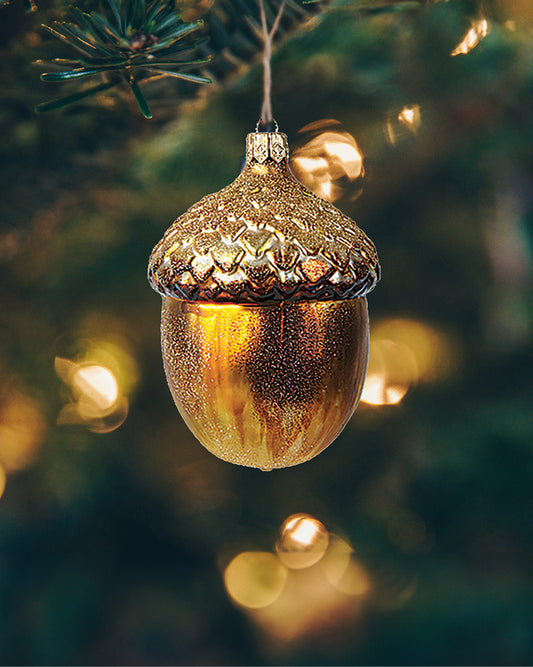 Smukt agern julekugle i glas hængende i juletræet