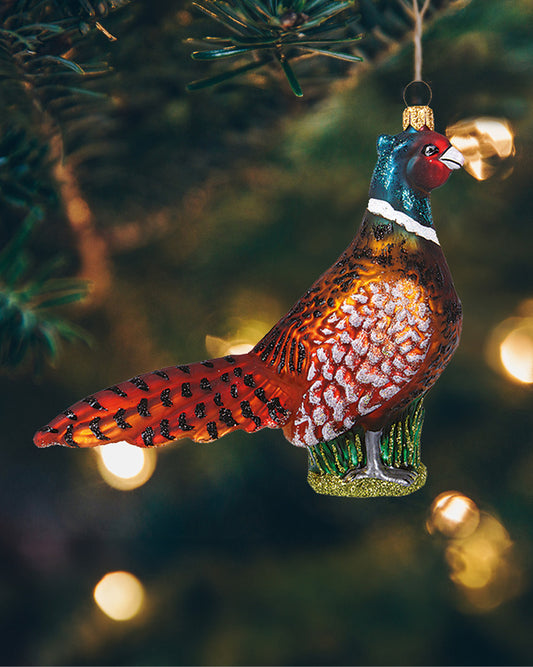 Fin fasan julekugle i glas hængende i juletræet