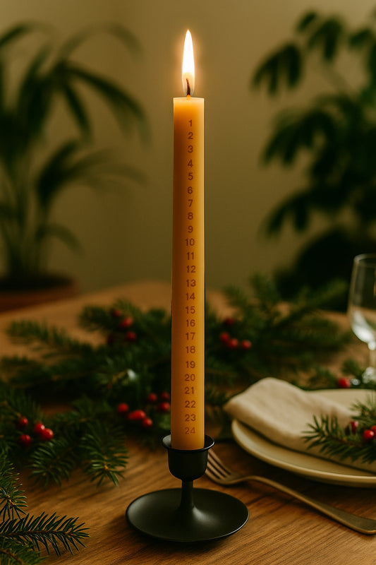 Fint kalenderlys i ren bivoks omgivet af julestemning