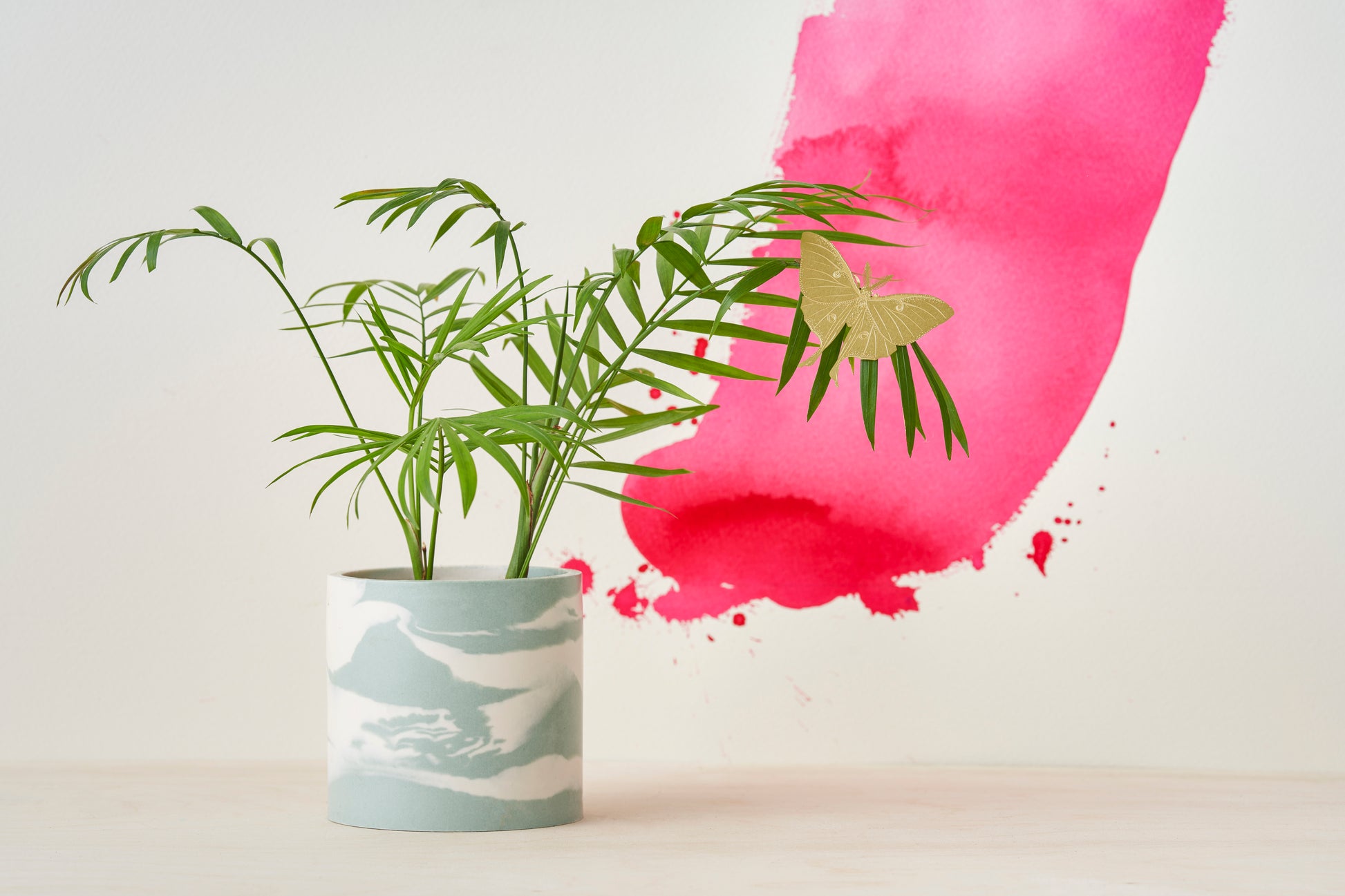 Lille messinge figur af luna møllet, der fungerer som planteudsmykning