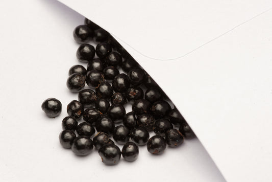 De smukke sorte runde frø af Himalaya-pebertræ (Zanthoxylum armatum)