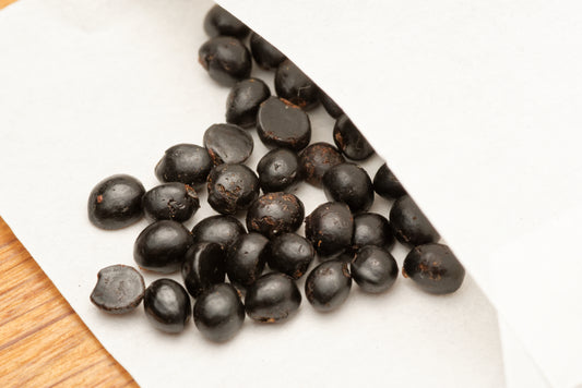 De smukke, sorte frø fra Japansk pebertræ (Zanthoxylum piperitum)