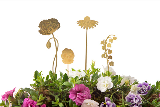 Fin lille samling af blomster i messing som planteudsmykning