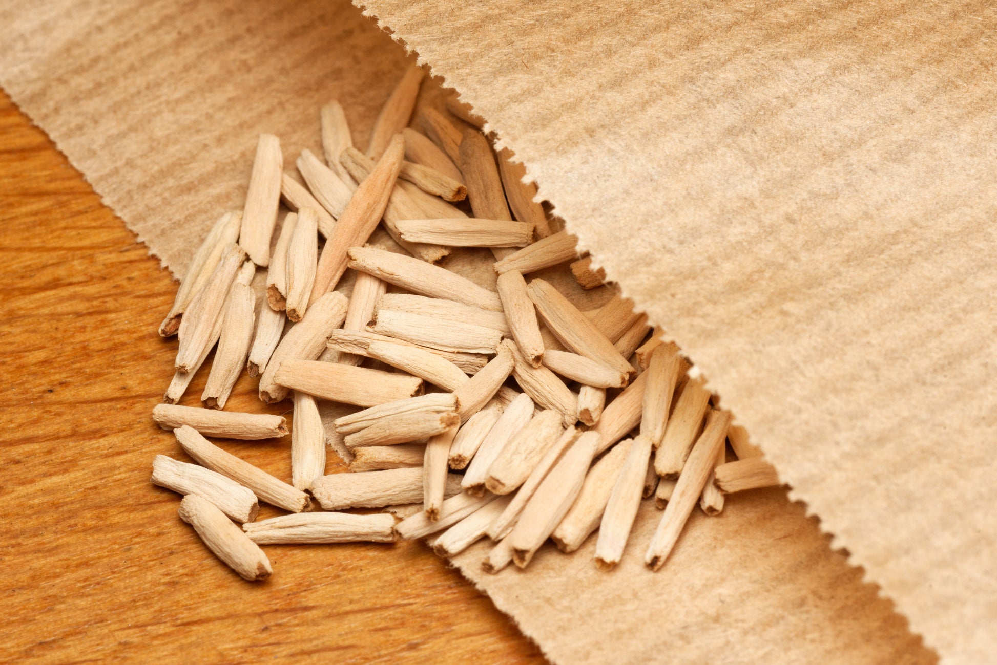 Ørkenrose frø (Adenium obesum) i brun papirspose