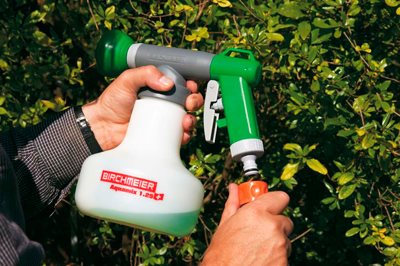 Aquanemix nematodevander, der får sat en vandslange på