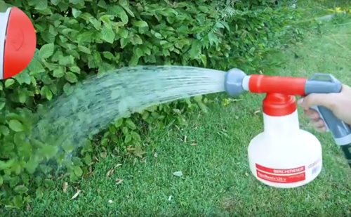 Aquanemix nematodevander, der er i gang med at vande