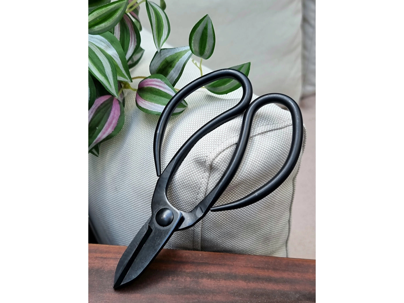 Flot sort stål bonsai saks, der står på et bord