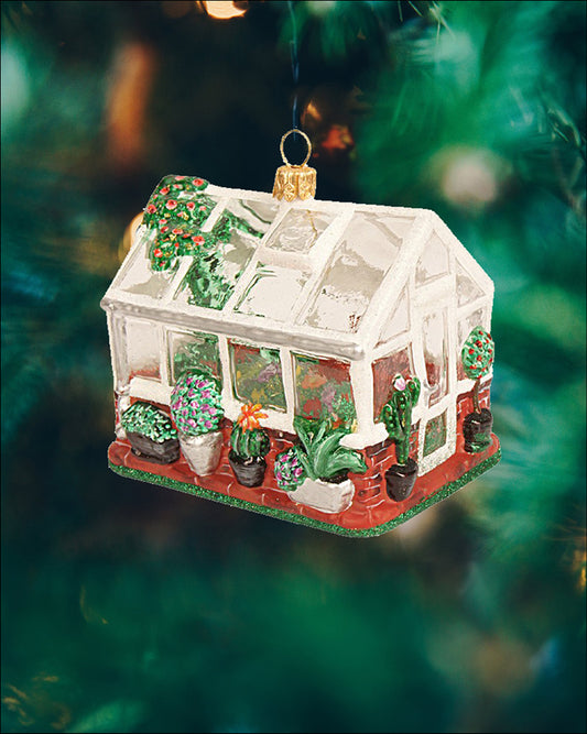 Smukt drivhus julekugle i glas hængende i juletræet
