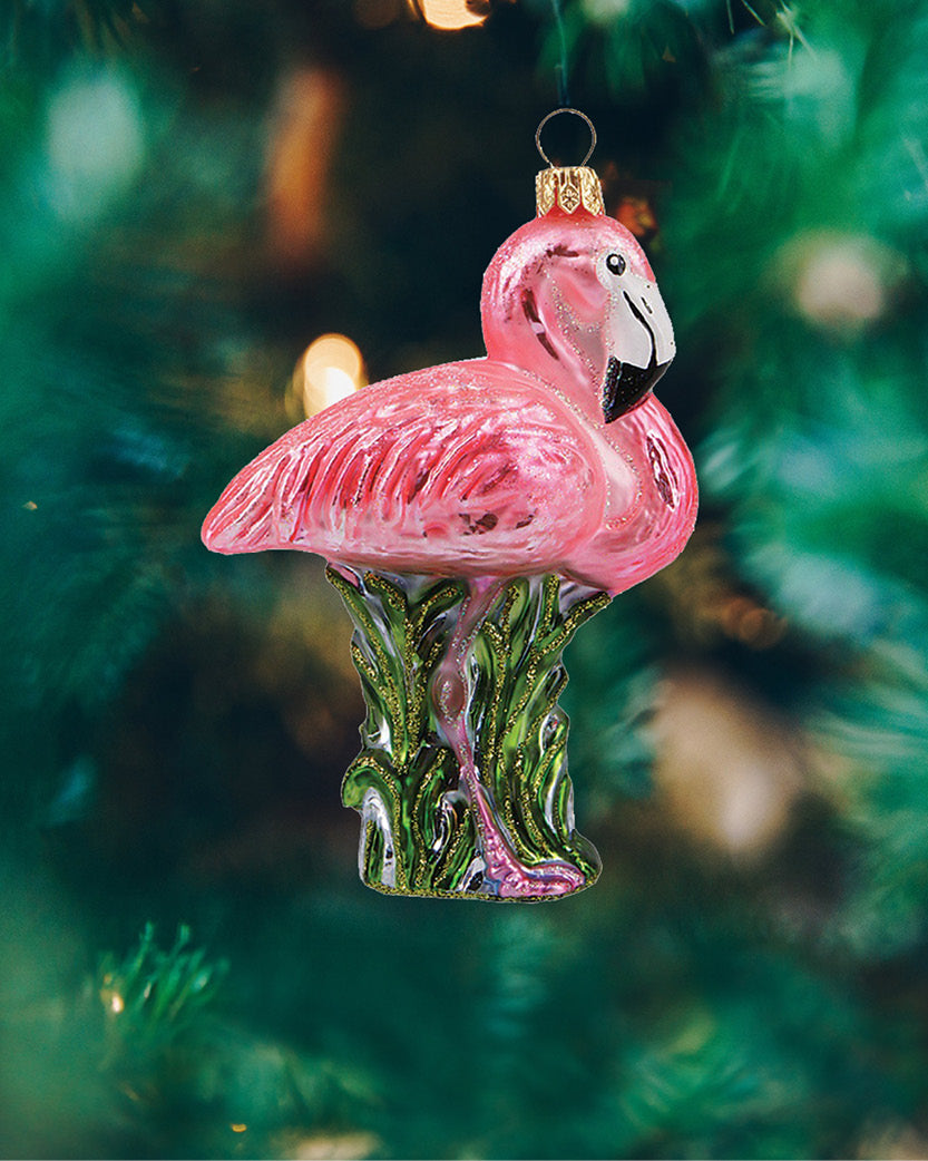 Sjov og fin flamingo julekugle i glas hængende i juletræet