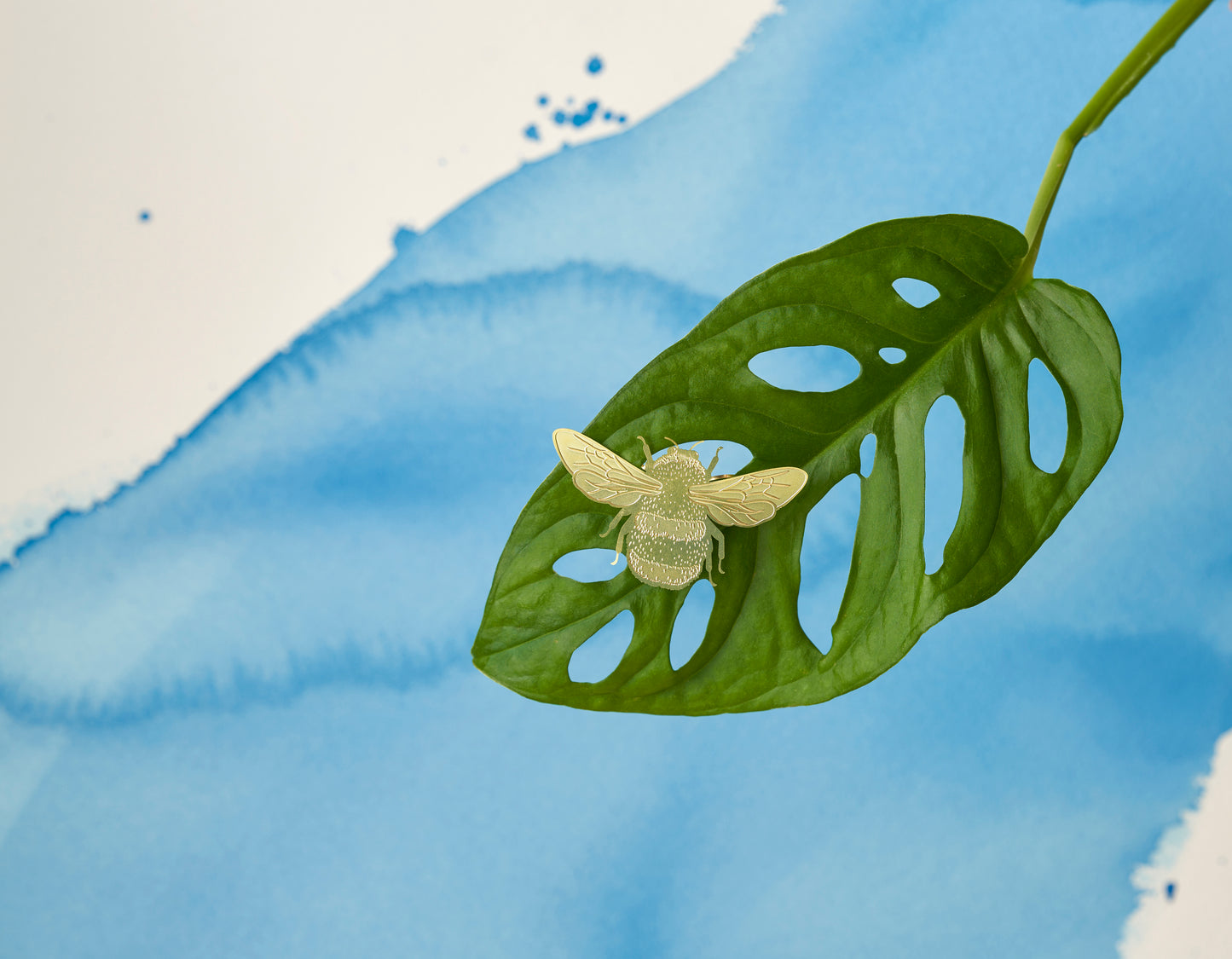 Humlebi som planteudsmykning, der sidder på et grønt blad