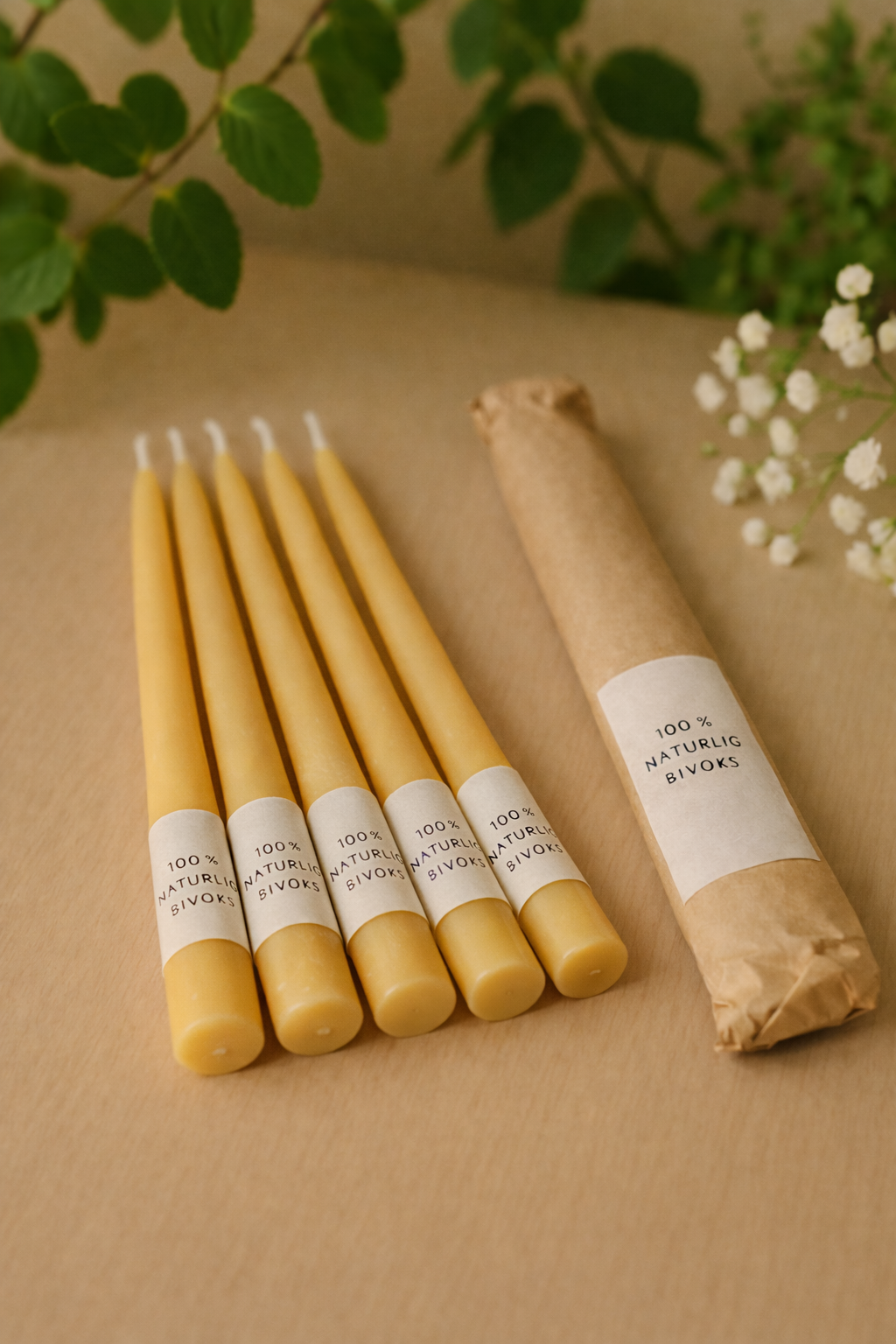 Kertelys i ren bivoks, der ligger på et træbord