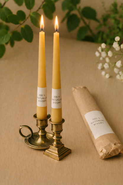 2 tændte kertelys i nogle gamle fine lysestager