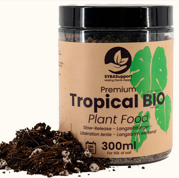 Bøtte med økologisk langtidsvirkende gødning, der står ved siden af noget tropisk plantejord