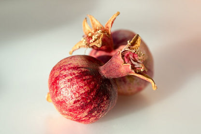De røde frugter af Dværg Granatæble (Punica granatum, "nana")