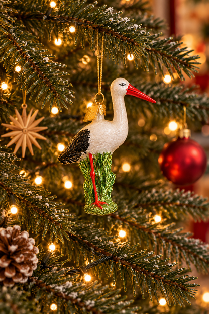 Stork julekugle, der hænger i et juletræ