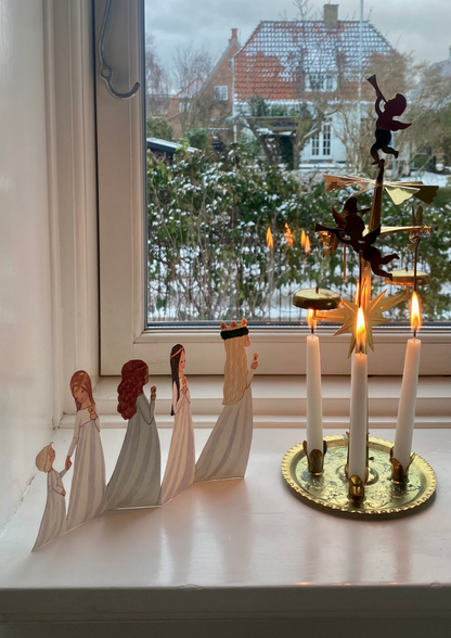 Vinter med luciaoptog i vinduet