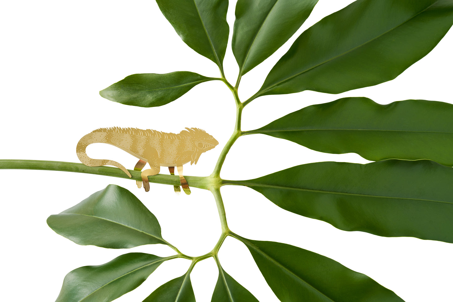 Messinge figur af en grøn leguan siddende i en plante