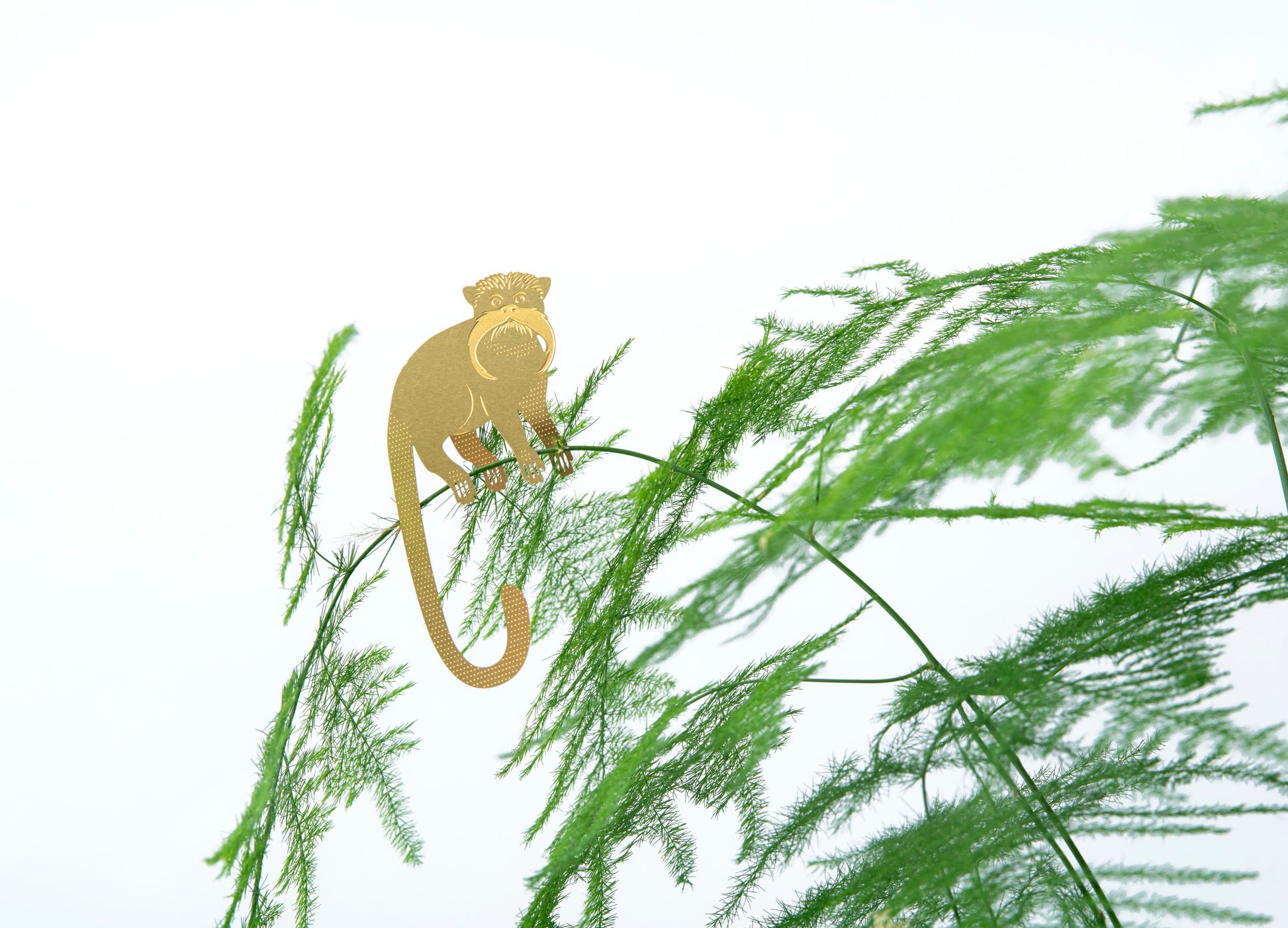 Flot figur i messing, der forestiller en tamarin abe